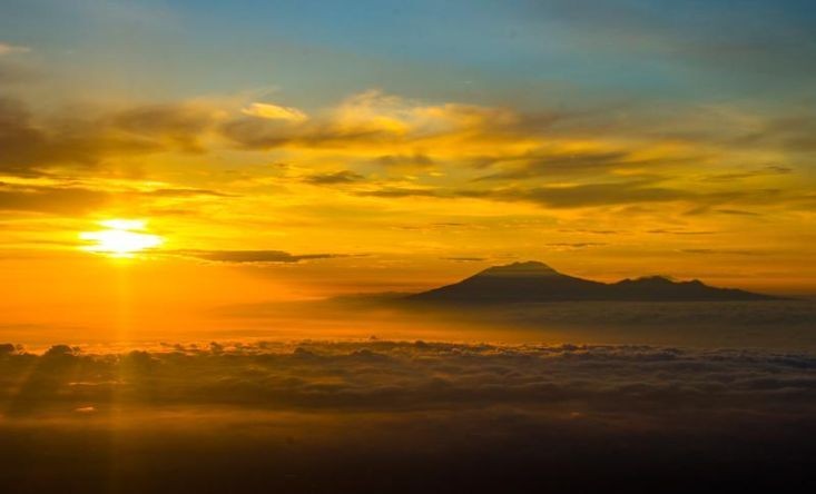 рассвет на вулкане Мерапи