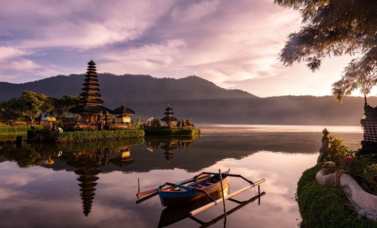 temple on the water Pura Ulun Danu