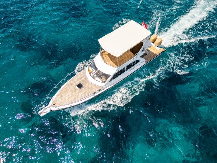 Cruise on the Lady Manta Yacht