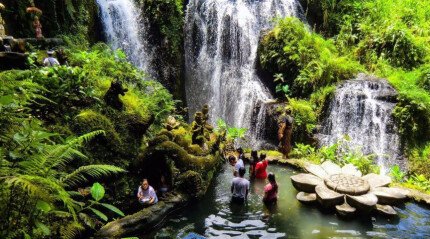 La cérémonie de purification à Taman Beji Griya Waterfall