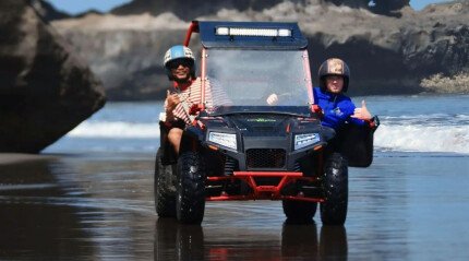 Balade en buggy sur la plage de sable noir
