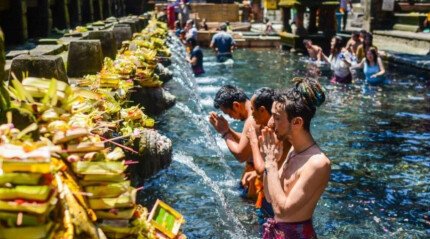 Lieux sacrés : cérémonie de purification sous une cascade
