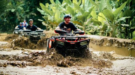 Quad tout-terrain sur pistes boueuses