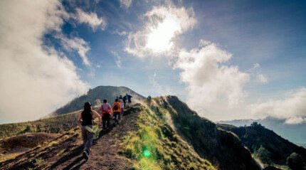 Lever de soleil sur Mount Batur et le « village des morts »