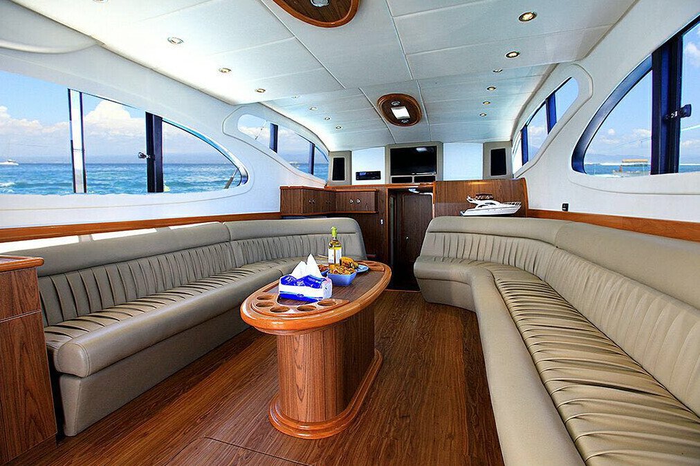 Кондиционированный салон на нижней палубе