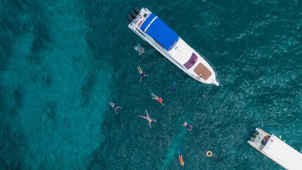 Queen Ruizi 18 yacht cruise