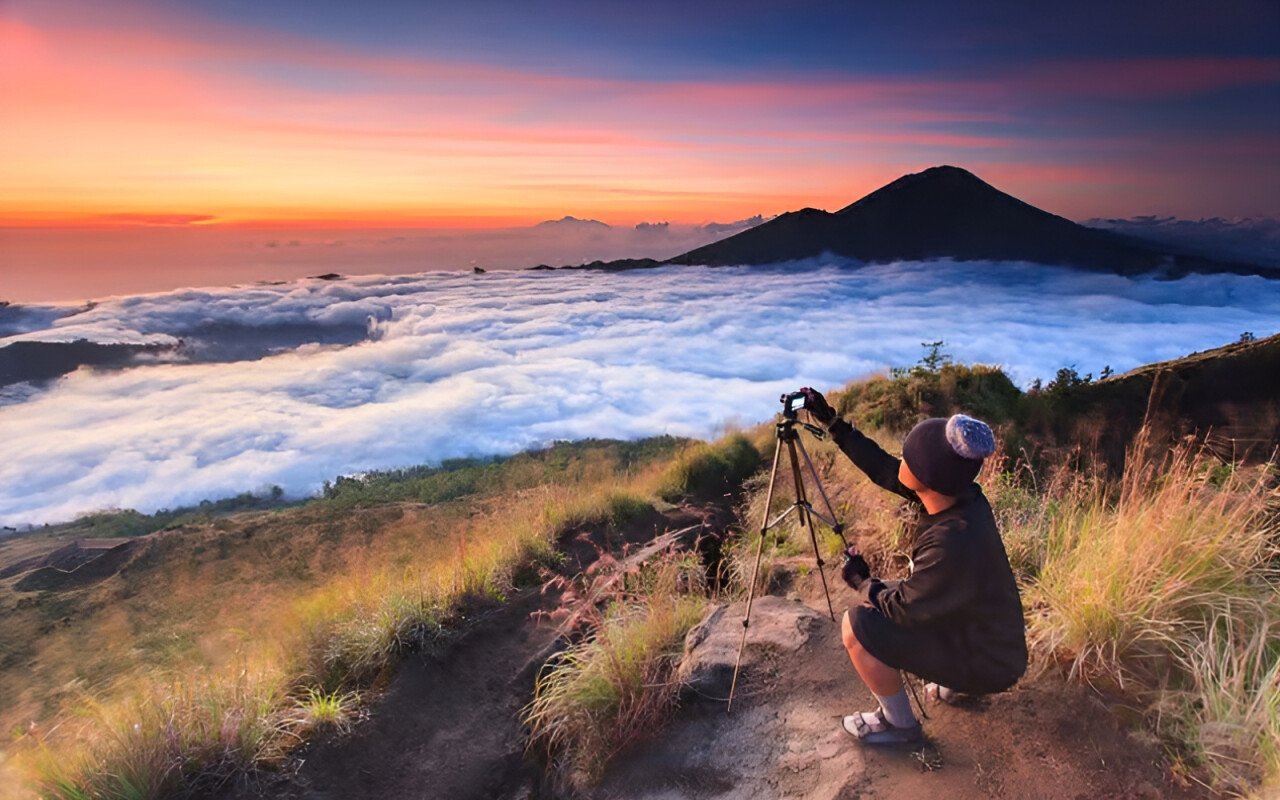Le mont Batur au coucher du soleil