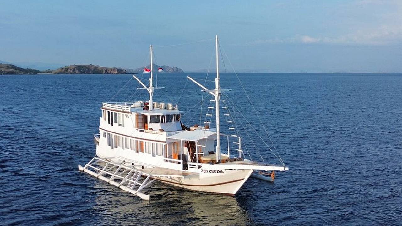 Zada Zen Komodo boat and luxurious island cruise – vessel charter