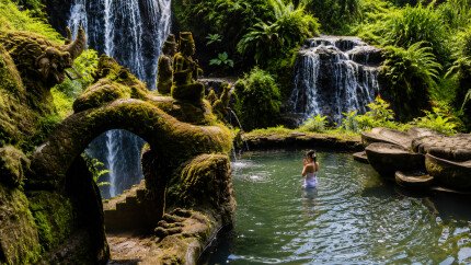 La cérémonie de purification à Taman Beji Griya Waterfall