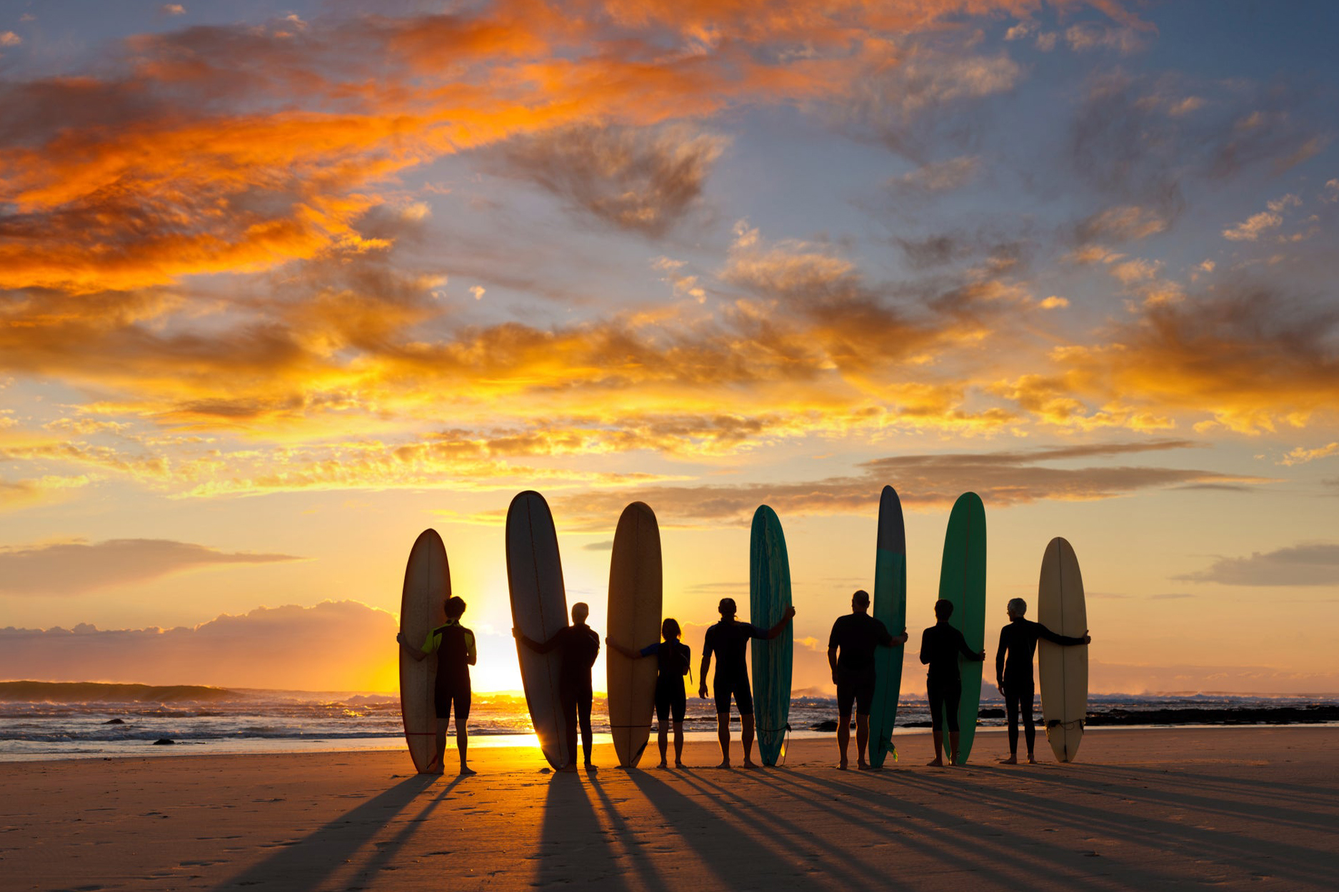 surfistas al atardecer