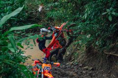 Enduro dans la forêt secrète Enduro dans la forêt secrète